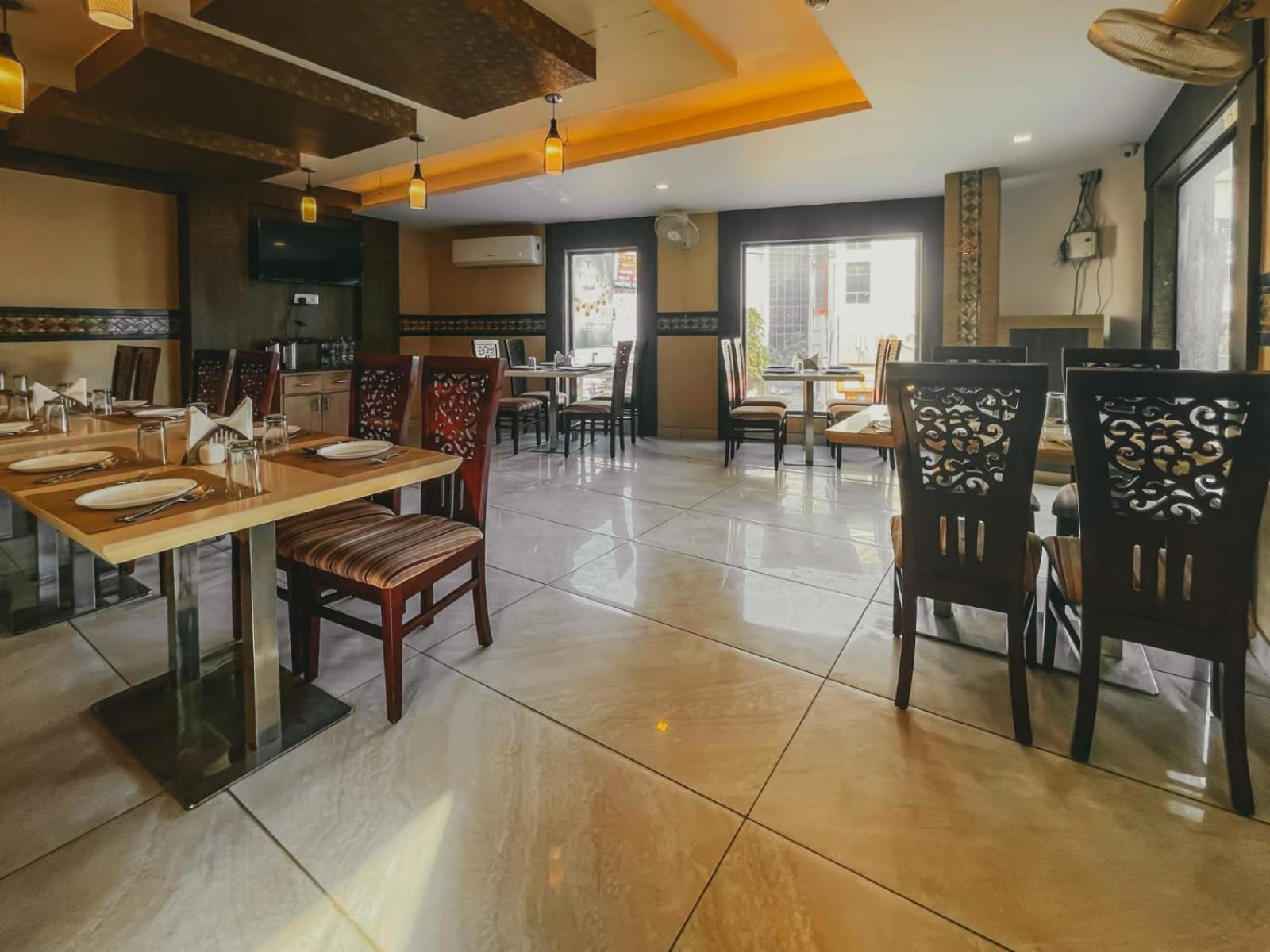 Hotel S L E Residency Waranasi Zewnętrze zdjęcie