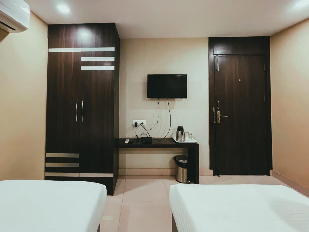 Hotel S L E Residency Waranasi Zewnętrze zdjęcie