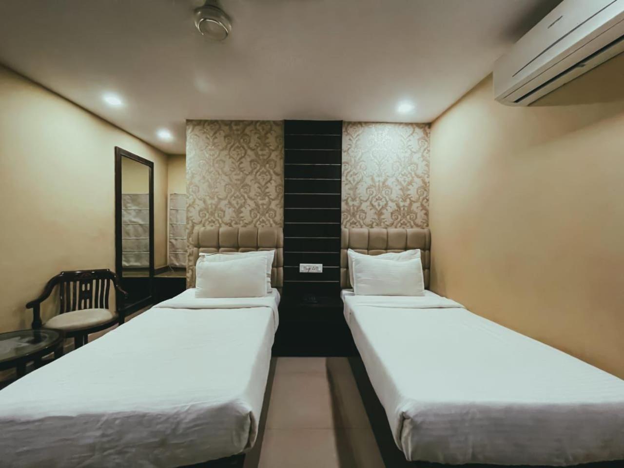 Hotel S L E Residency Waranasi Zewnętrze zdjęcie
