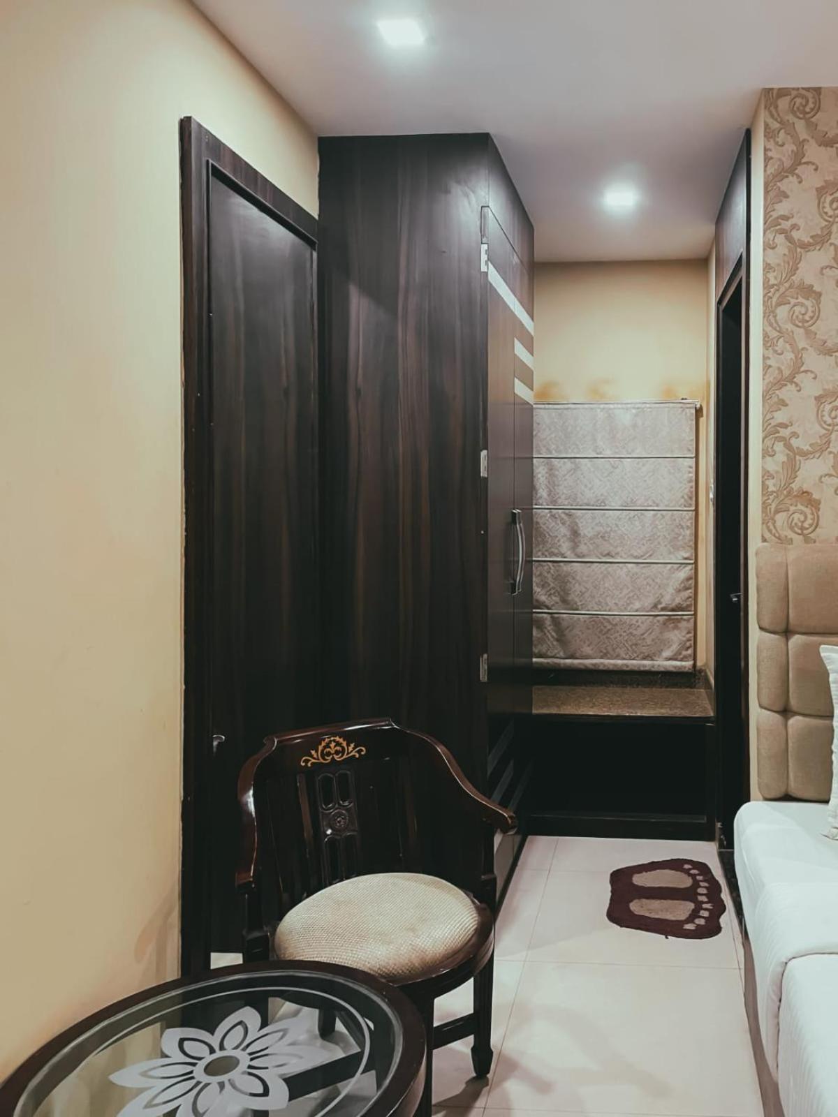 Hotel S L E Residency Waranasi Zewnętrze zdjęcie