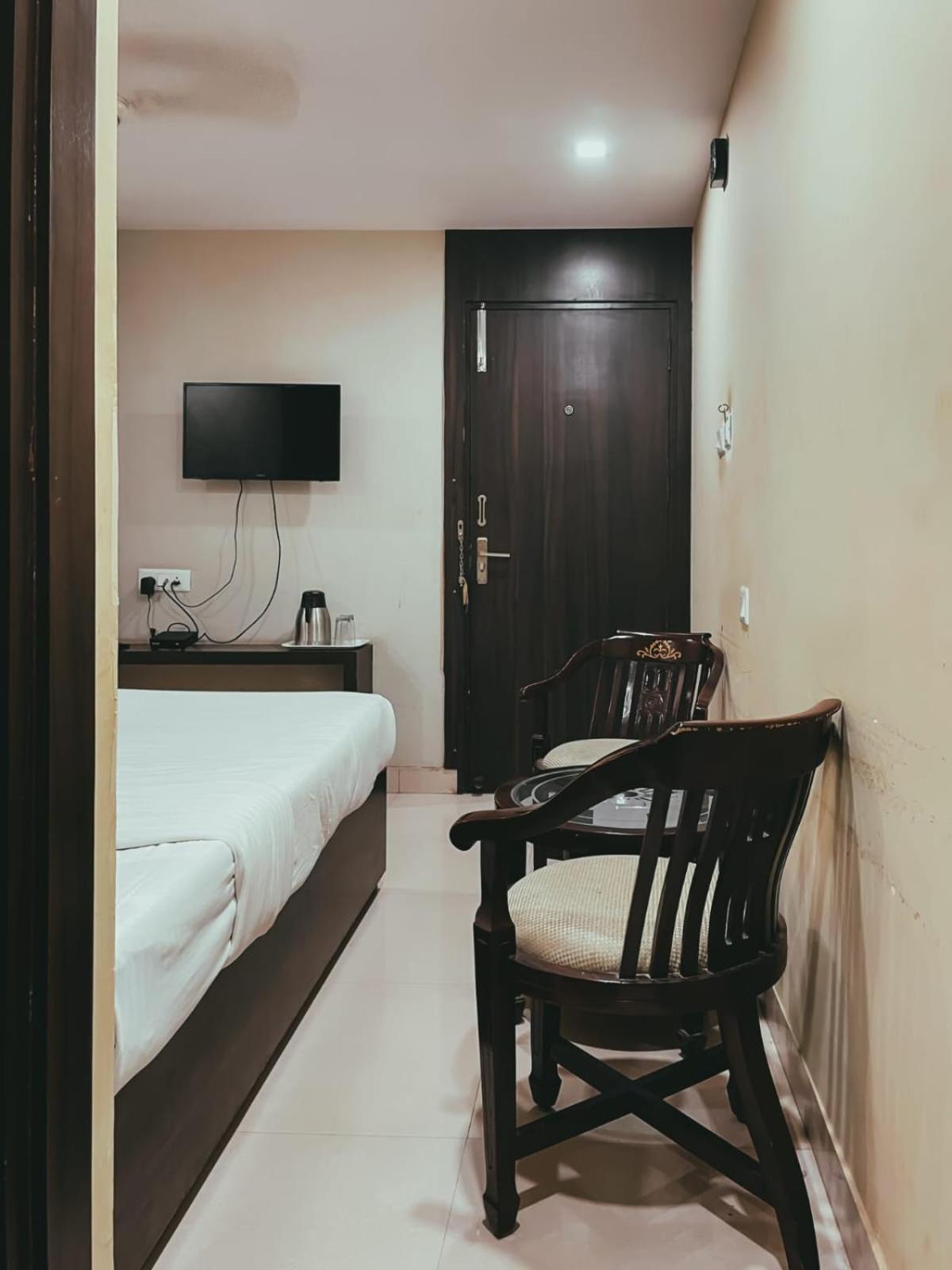 Hotel S L E Residency Waranasi Zewnętrze zdjęcie