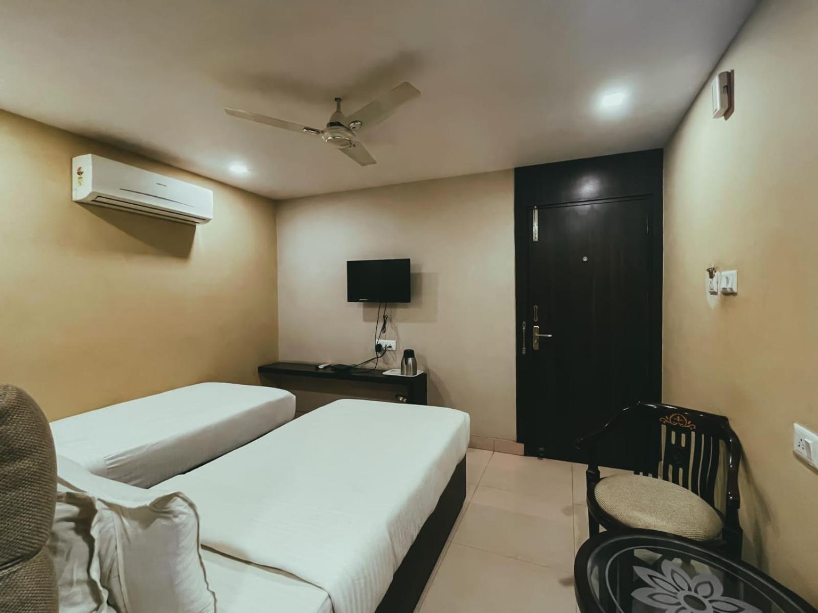 Hotel S L E Residency Waranasi Zewnętrze zdjęcie