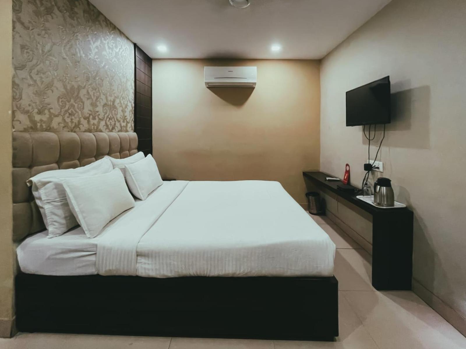 Hotel S L E Residency Waranasi Zewnętrze zdjęcie