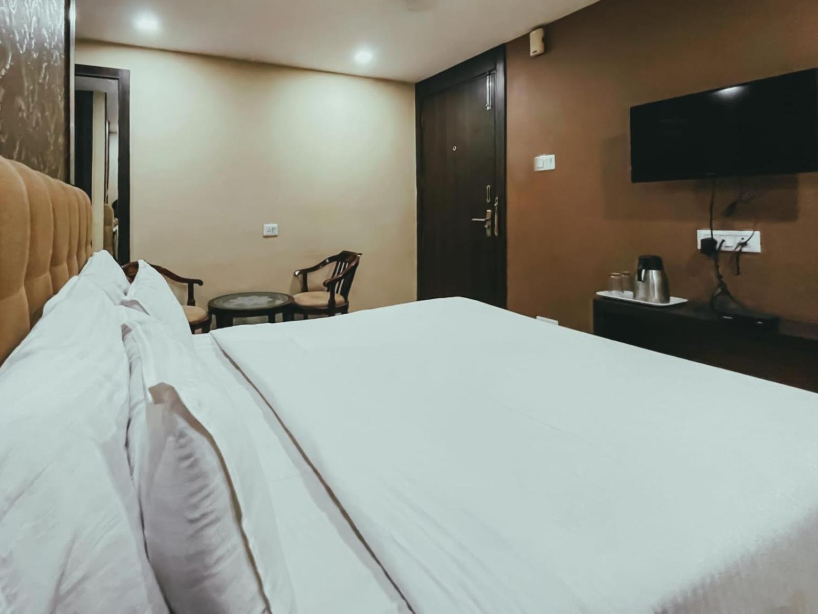 Hotel S L E Residency Waranasi Zewnętrze zdjęcie