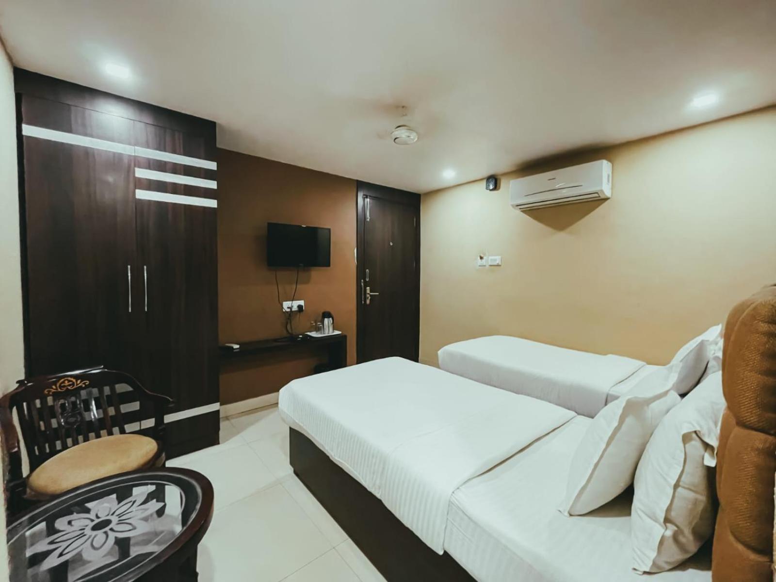 Hotel S L E Residency Waranasi Zewnętrze zdjęcie
