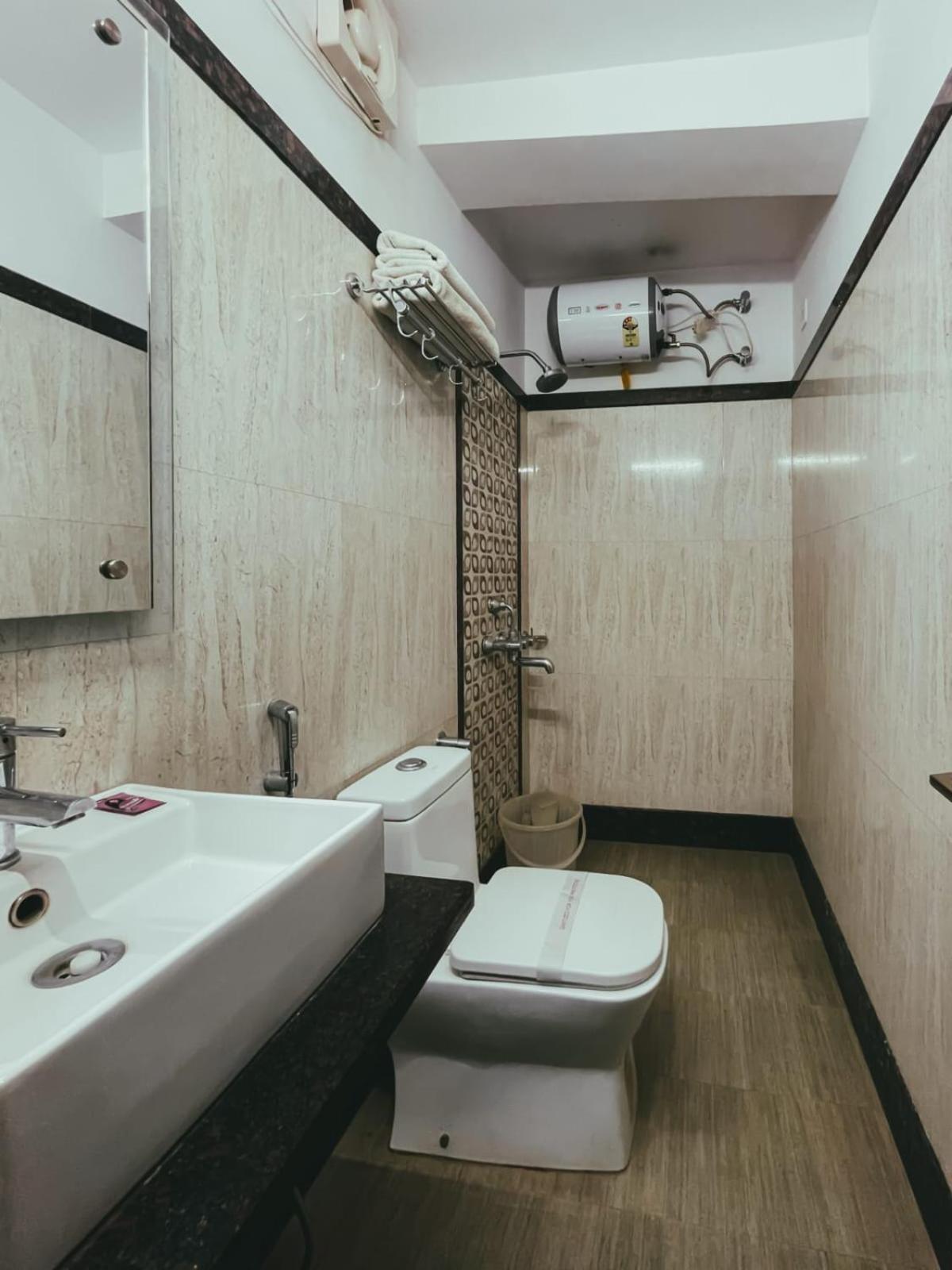 Hotel S L E Residency Waranasi Zewnętrze zdjęcie
