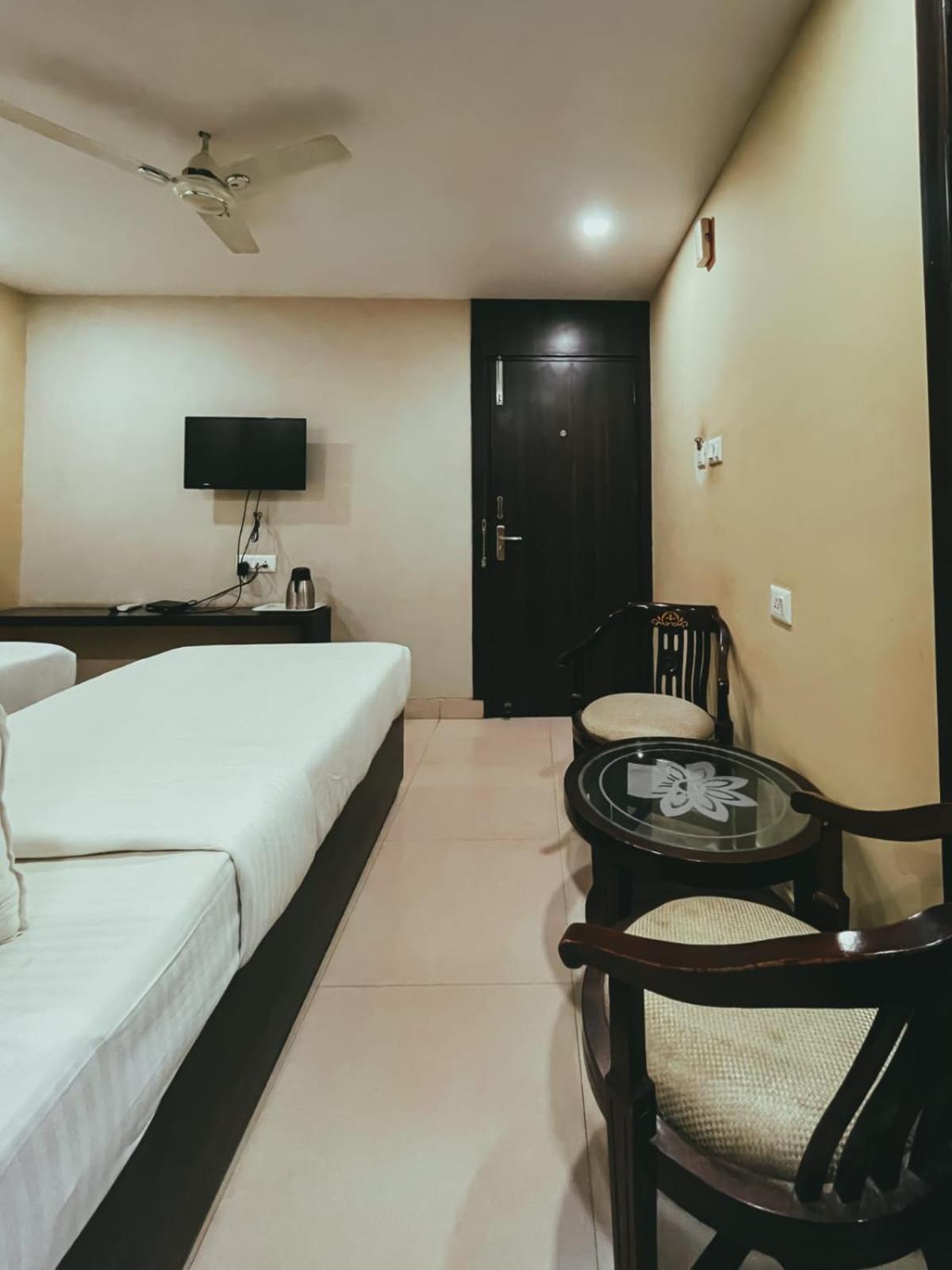 Hotel S L E Residency Waranasi Zewnętrze zdjęcie