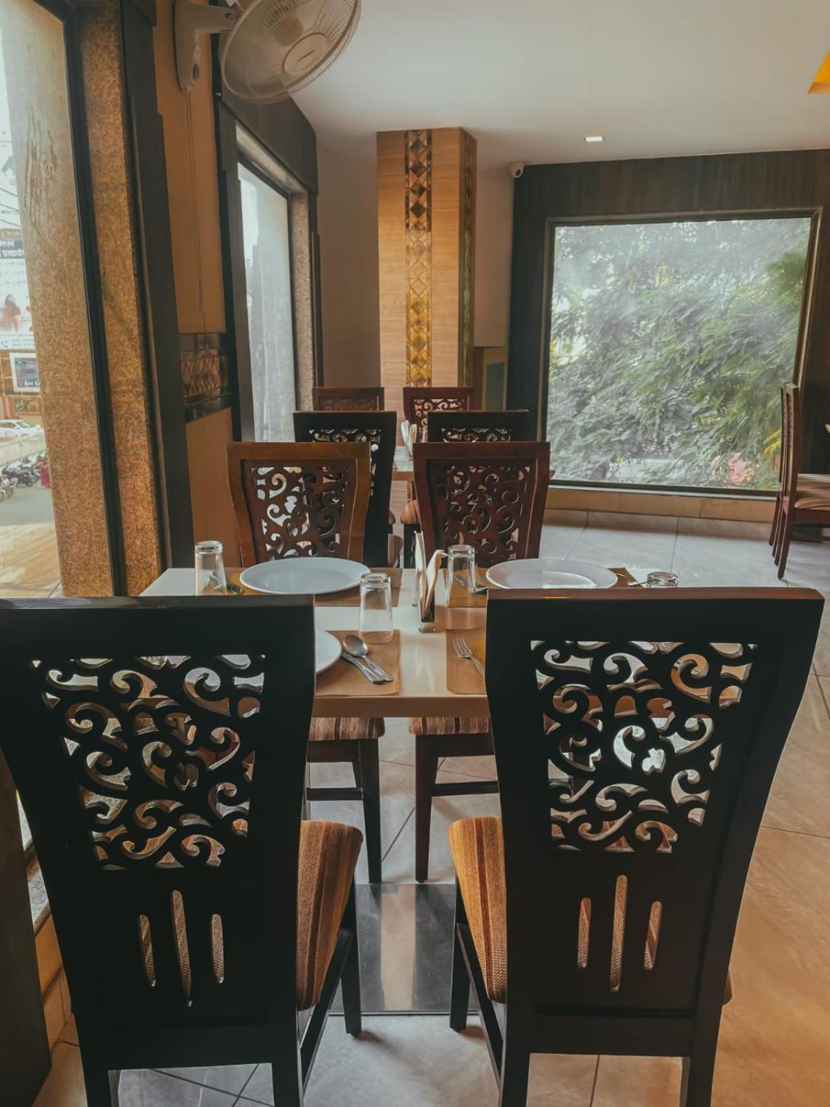 Hotel S L E Residency Waranasi Zewnętrze zdjęcie
