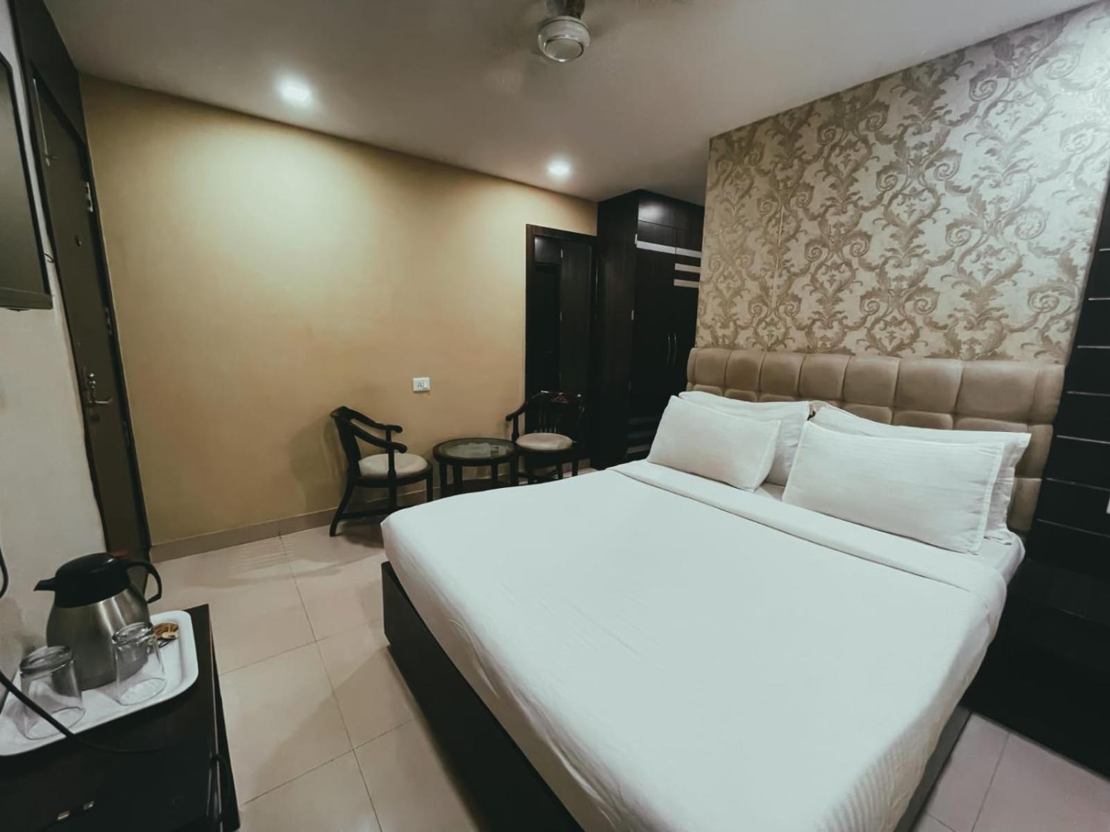 Hotel S L E Residency Waranasi Zewnętrze zdjęcie