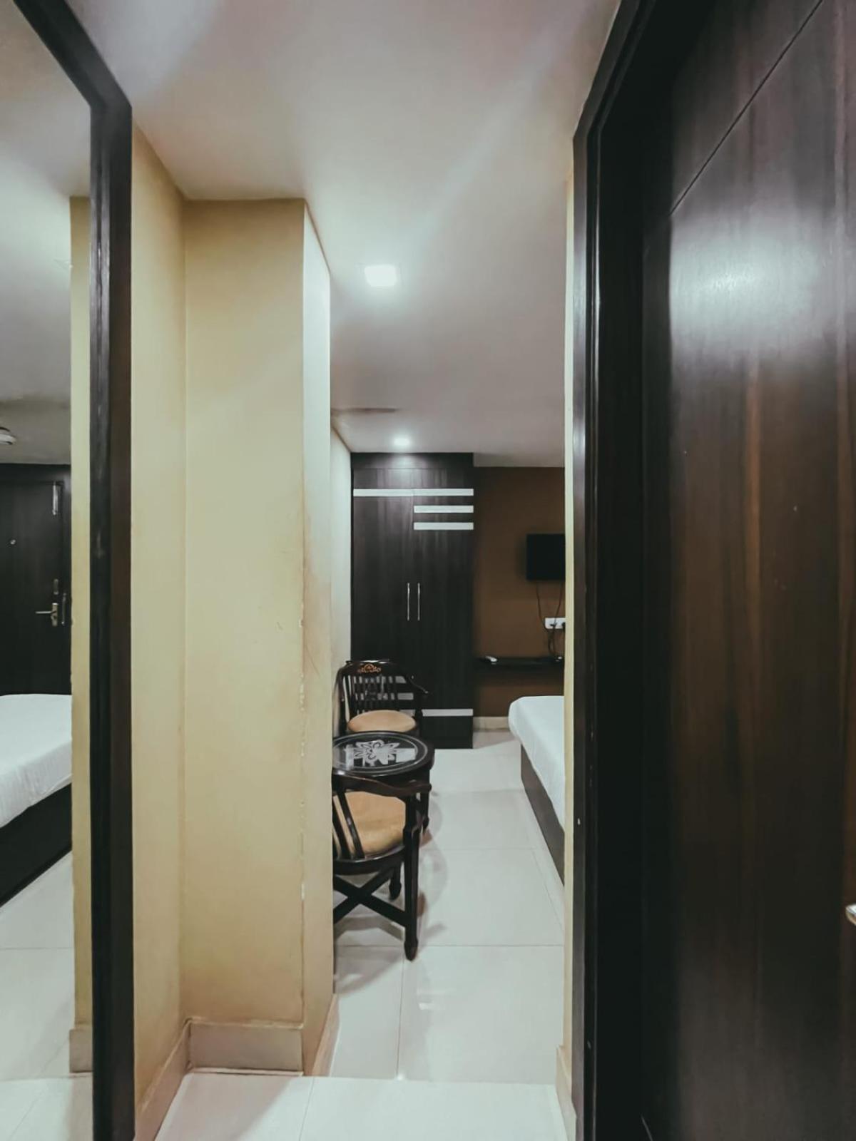 Hotel S L E Residency Waranasi Zewnętrze zdjęcie