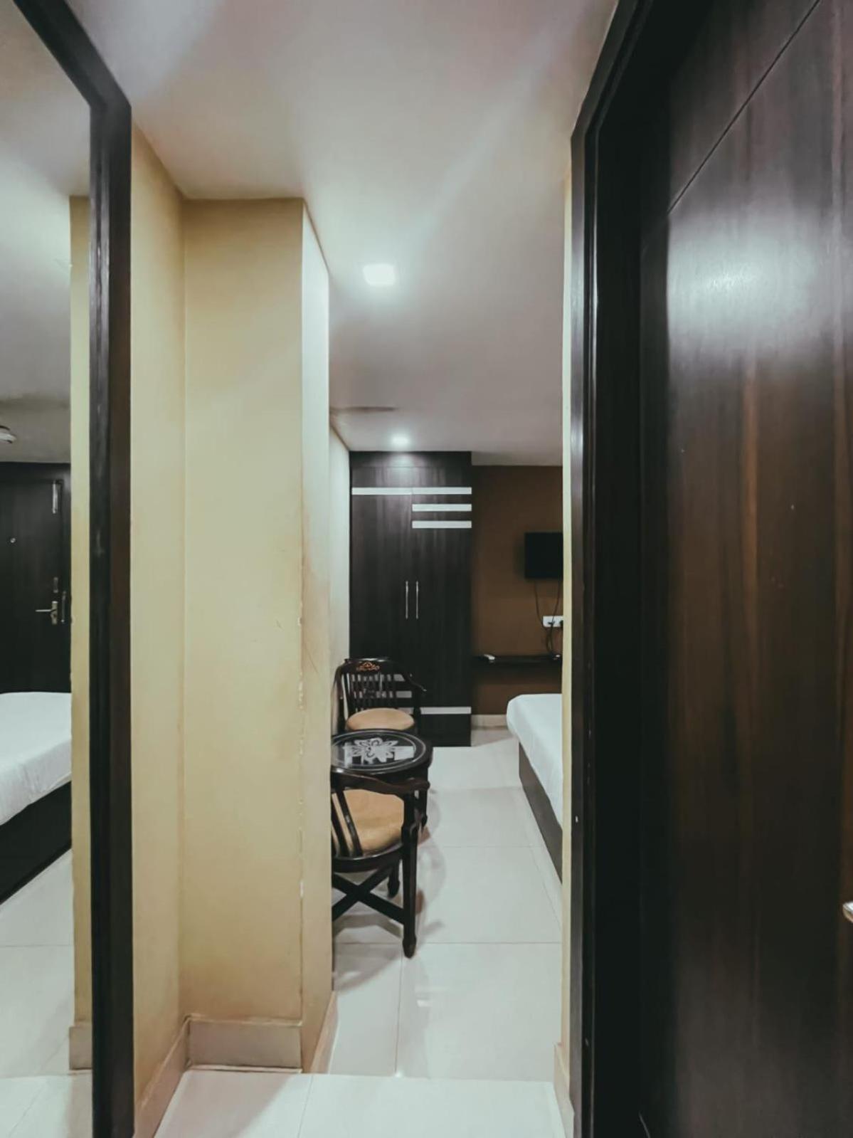 Hotel S L E Residency Waranasi Zewnętrze zdjęcie