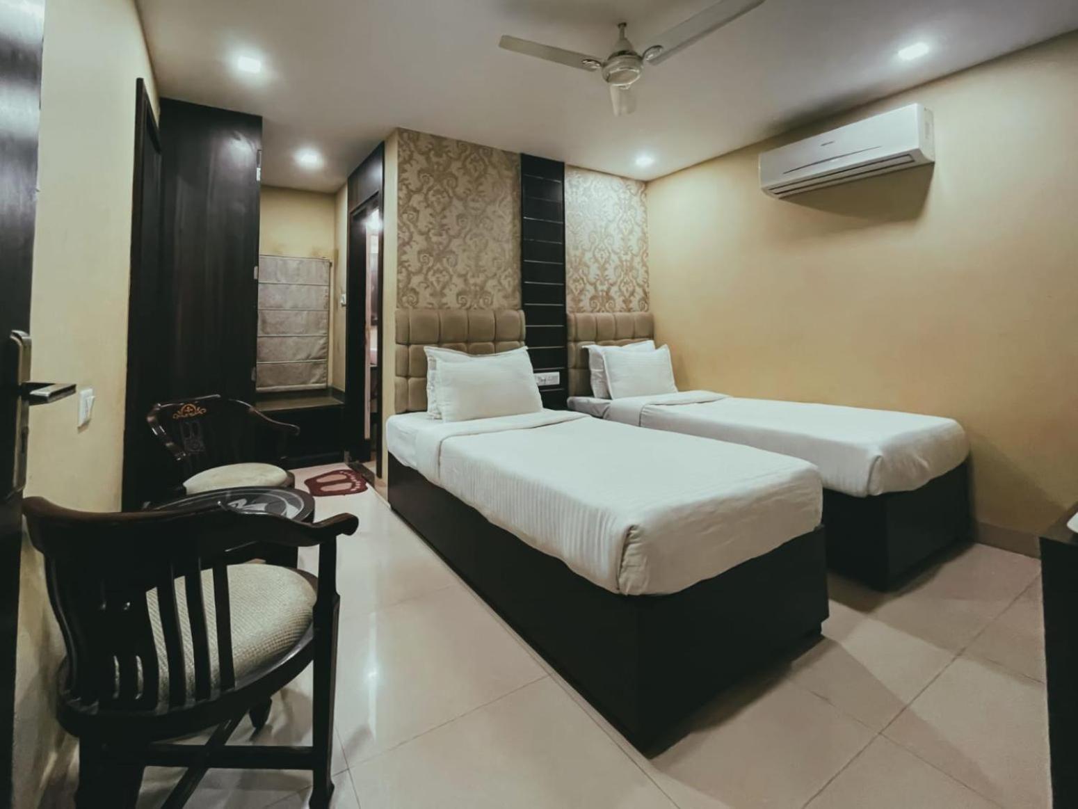 Hotel S L E Residency Waranasi Zewnętrze zdjęcie